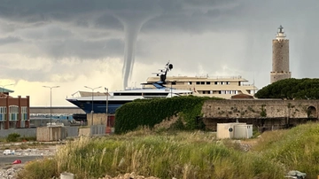 Maltempo, serie di trombe marine al largo della costa livornese