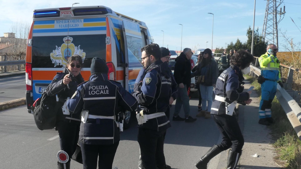 Gli agenti della Municipale sul cavalcavia Barsacchi per i rilievi dopo il tragico incidente Gli agenti della Municipale sul cavalcavia Barsacchi per i rilievi dopo il tragico incidente