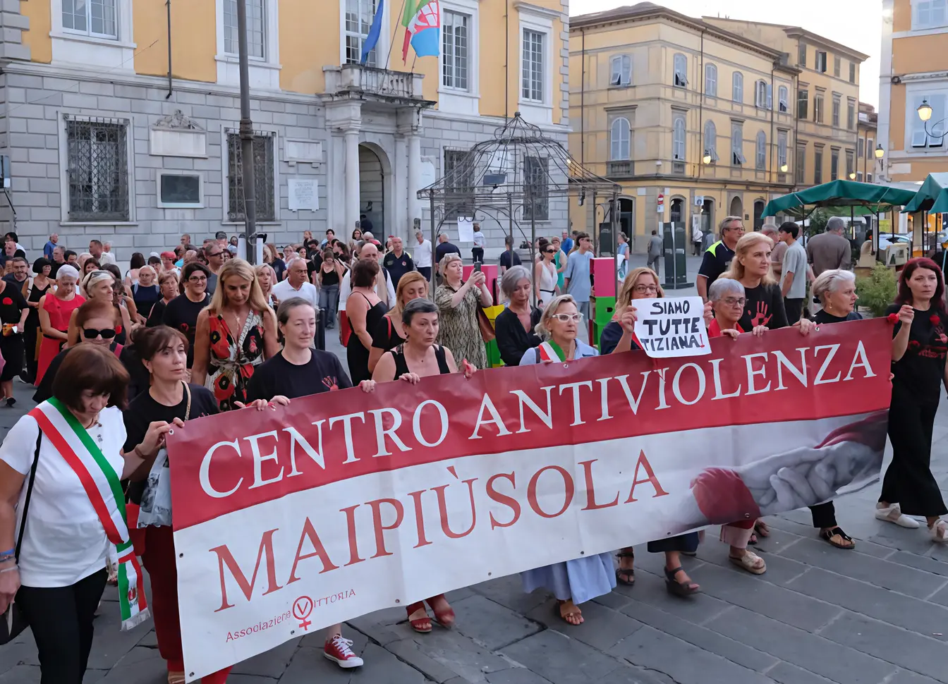 "Se toccano una, ci toccano tutte". Un corteo commosso per Tiziana