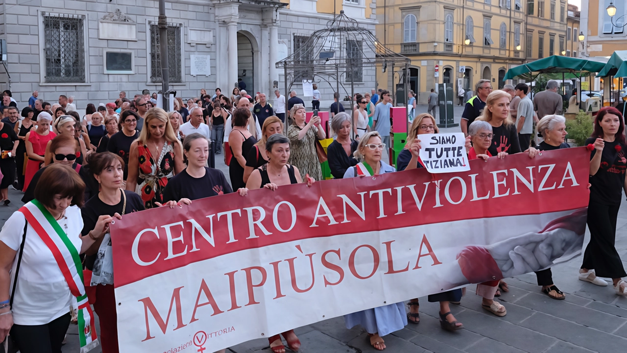 In tanti hanno aderito alla camminata in ricordo della Vinci organizzata nel centro storico di Sarzana. L’associazione Vittoria ha letto la lettera di uno dei figli della donna uccisa in una villa dall’ex marito. .