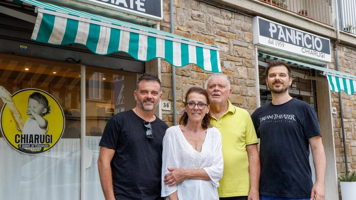 Ieri l’ultimo saluto. del forno Chiarugi ai propri clienti (FotocronacheGermogli) Ieri l’ultimo saluto. del forno Chiarugi ai propri clienti (FotocronacheGermogli)