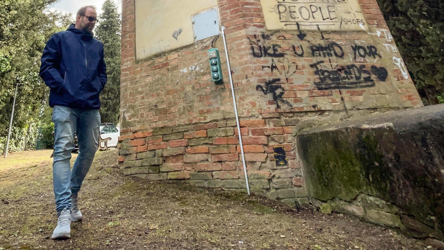 Imbrattato il monumento ai caduti: scatta il piano per togliere i graffiti