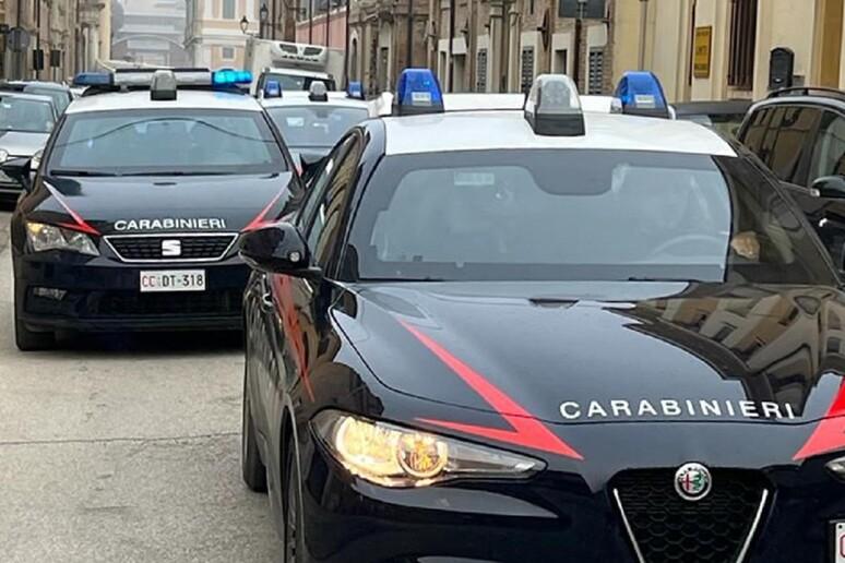 prato blitz in uno stabile occupato 7 persone identificate denunce anche per porto abusivo di armi