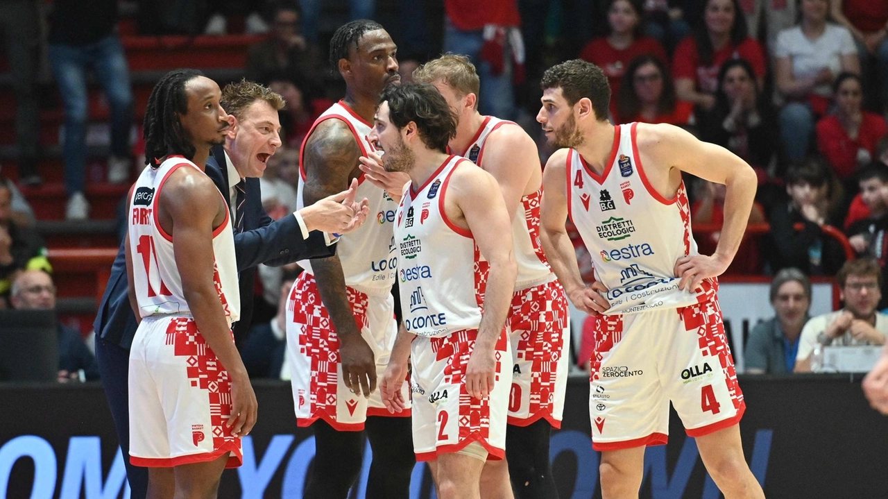 Coach Okorn prova a dare delle indicazioni ai suoi (foto Castellani)