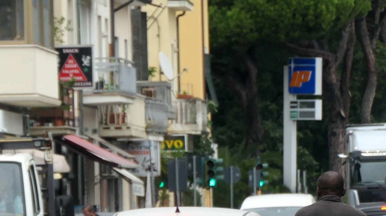 L’Arpat ha rilevato degli sforamenti delle polveri sottili anche nella nostra città, nonostante la presenza del mare Qui a fianco: la via Coppino, in Darsena, è una delle strade più transitate e congestionate nelle ore di punta L’Arpat ha rilevato degli sforamenti delle polveri sottili anche nella nostra città, nonostante la presenza del mare Qui a fianco: la via Coppino, in Darsena, è una delle strade più transitate e congestionate nelle ore di punta