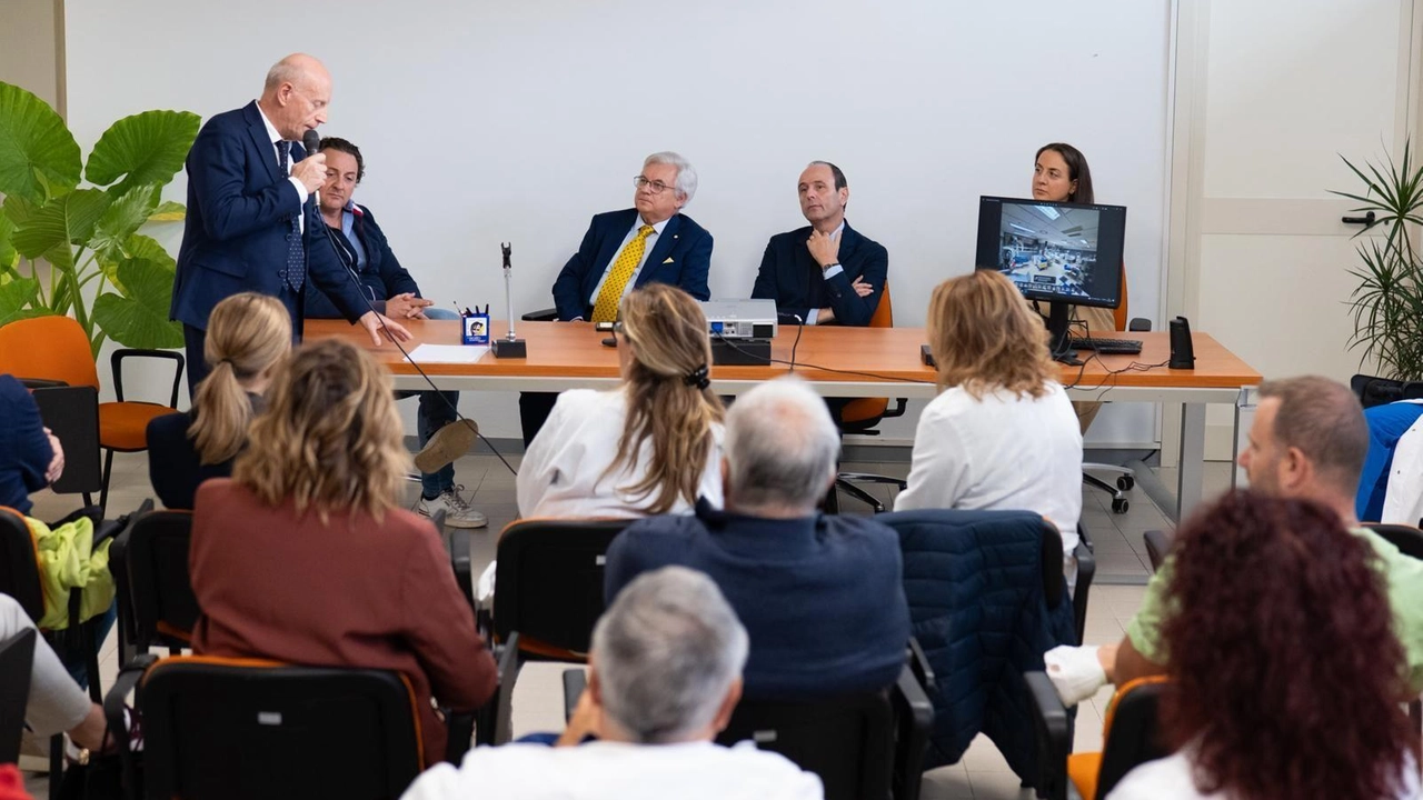 Importante donazione di letti e poltrone per la Nefrologia e Dialisi dell'ospedale di Orvieto da parte della Fondazione Cassa di Risparmio e Mira Orvieto srl. Riconoscimenti per il sostegno alla struttura da parte del direttore generale della Asl. Importante donazione di letti e poltrone per la Nefrologia e Dialisi dell'ospedale di Orvieto da parte della Fondazione Cassa di Risparmio e Mira Orvieto srl. Riconoscimenti per il sostegno alla struttura da parte del direttore generale della Asl.