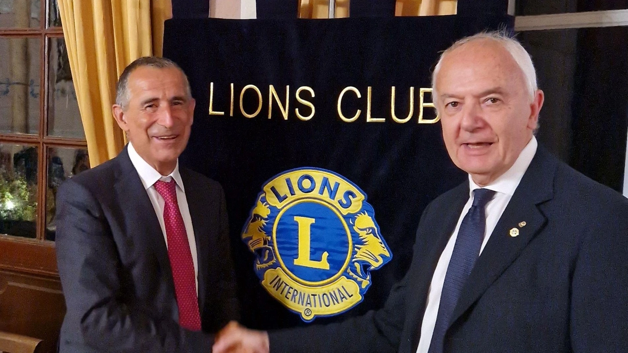Il passaggio della campana ai vertici dei Lions fra il presidente uscente Andrea Ticci e il neo presidente Fabrizio Repetti