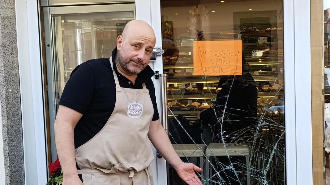 Lo sfogo del titolare: "Danni per 25mila euro". Raid pure alla pasticceria Bellucci Lo sfogo del titolare: "Danni per 25mila euro". Raid pure alla pasticceria Bellucci