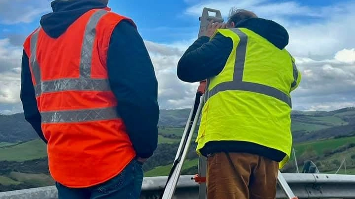 La strada statale 68 franata. Da giorni i tecnici stanno studiando il modo per riaprirla il prima possibile anche parzialmente
