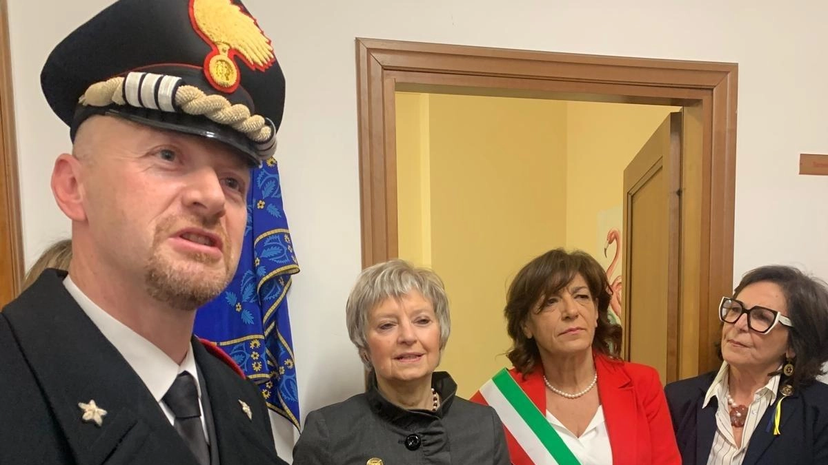 Un momento particolare per l’apertura di questa stanza all’interno della caserma dove le vittime di violenza saranno accolte Un momento particolare per l’apertura di questa stanza all’interno della caserma dove le vittime di violenza saranno accolte