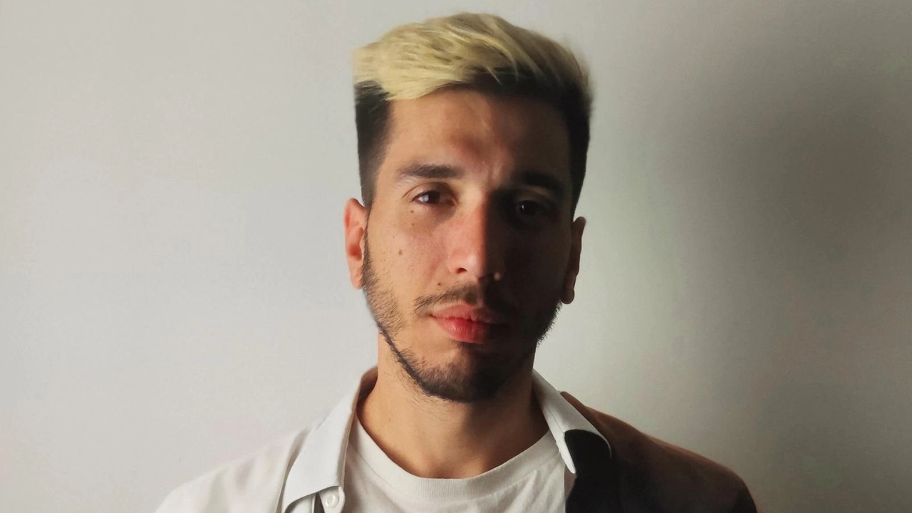 Filippo Renda sarà sul palco alle 20,30 al teatro Goldoni che chiude la Trilogia del desiderio, progetto teatrale sul rapporto fra società e utopie Filippo Renda sarà sul palco alle 20,30 al teatro Goldoni che chiude la Trilogia del desiderio, progetto teatrale sul rapporto fra società e utopie