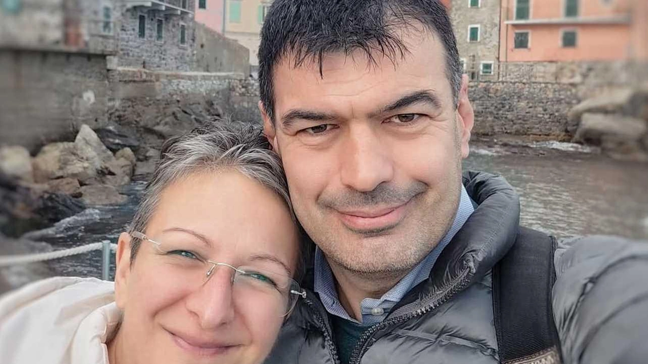Matteo Bartolini protesta contro la decisione del Comune di applicare una “gabella“ per il servizio di accompagnatore, nella foto insieme a Serena titolare del noto ristorante “Da Sandra“ a Fabbriche di Vallico