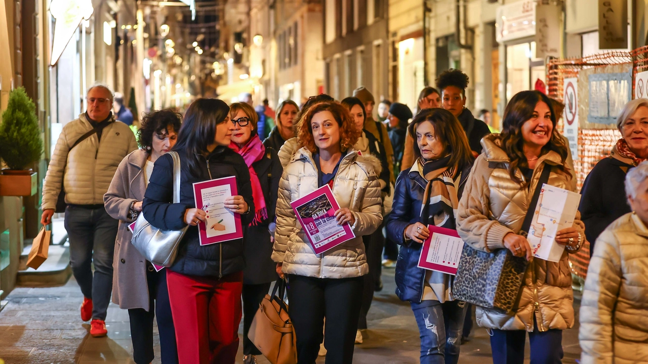 Alcune partecipanti alla passeggiata “Da sola me ne vo per la città“ iniziativa organizzata per il festival Donne al centro (Foto Gasperini/Germogli) Alcune partecipanti alla passeggiata “Da sola me ne vo per la città“ iniziativa organizzata per il festival Donne al centro (Foto Gasperini/Germogli)