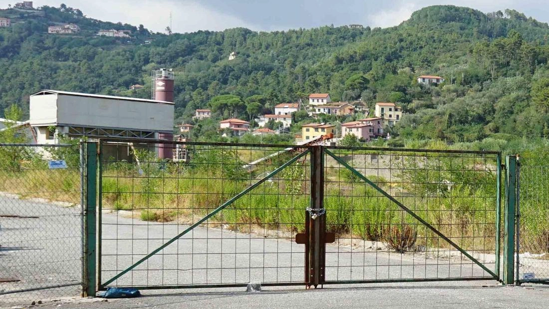 L’area dell’ex Ip attende da anni di essere bonificata (. foto di repertorio L’area dell’ex Ip attende da anni di essere bonificata (. foto di repertorio