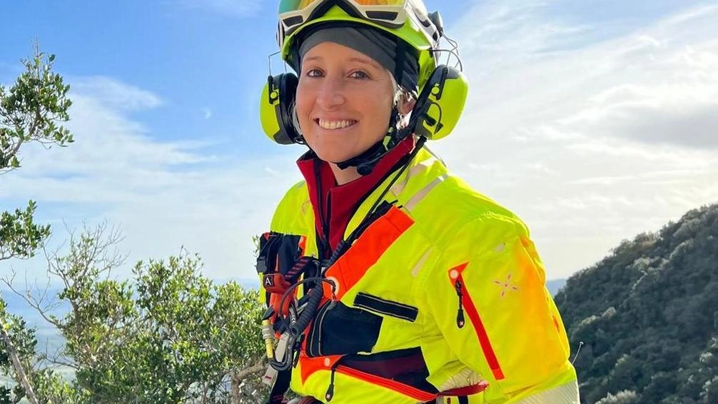 Ha decine di voli su Pegaso appiccicati alla divisa dell’emergenza. E volti di persone in pericolo, da salvare nella corsa... Ha decine di voli su Pegaso appiccicati alla divisa dell’emergenza. E volti di persone in pericolo, da salvare nella corsa...