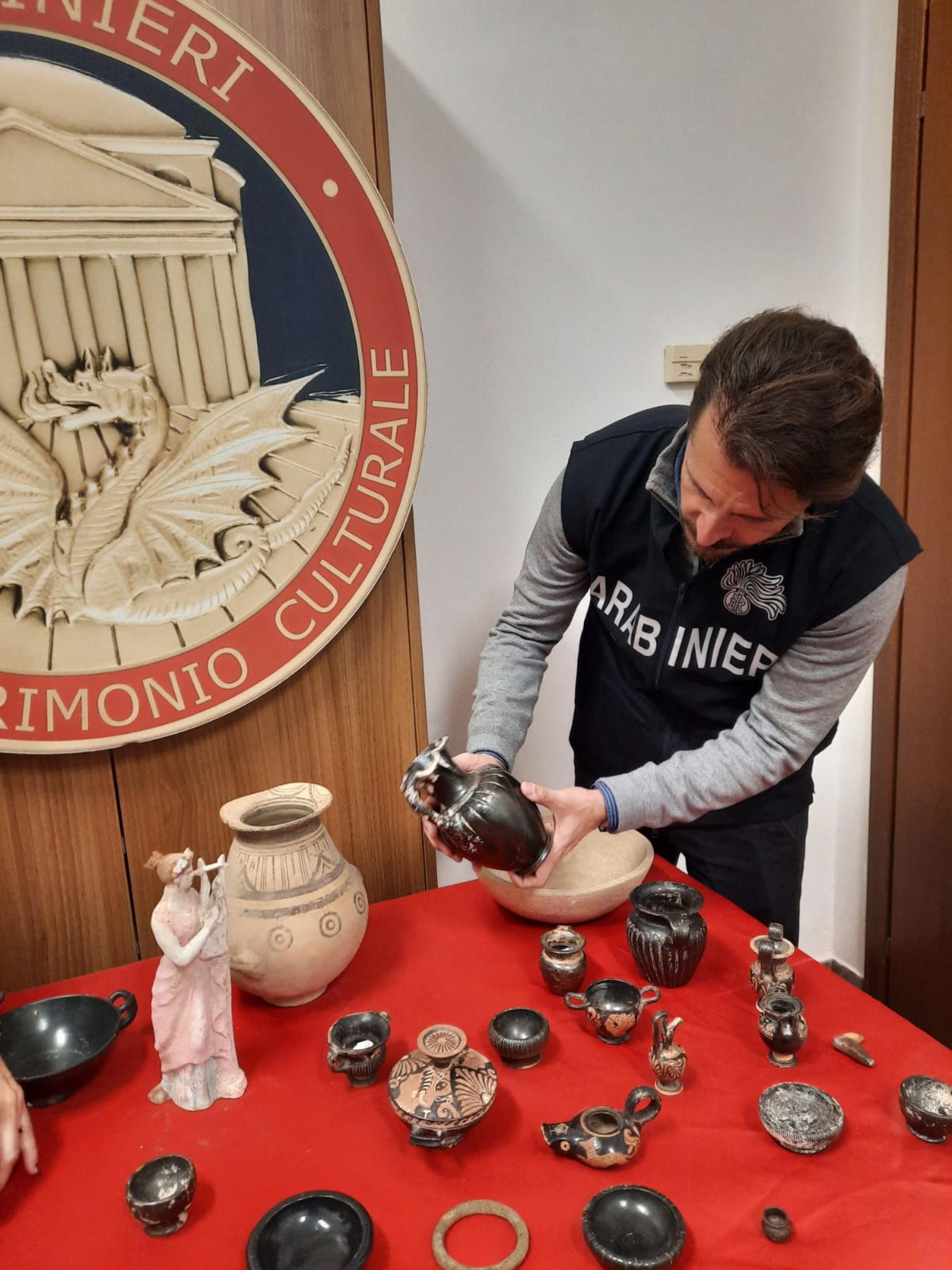 Nei guai per ricettazione, 2 bolle papali nella villa in vendita tra Lucca e la Versilia Nei guai per ricettazione, 2 bolle papali nella villa in vendita tra Lucca e la Versilia