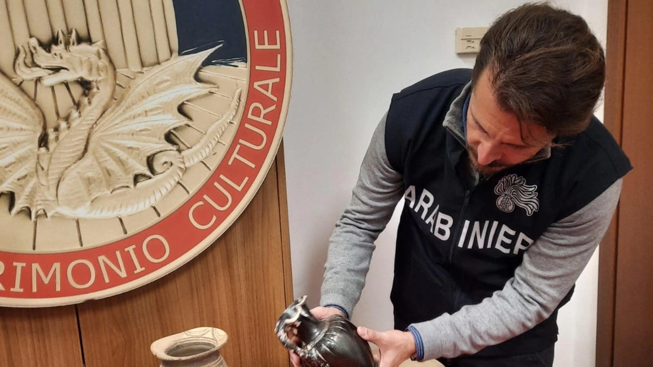 Un sequestro dei carabinieri del nucleo tutela patrimonio culturale (foto archivio) Un sequestro dei carabinieri del nucleo tutela patrimonio culturale (foto archivio)