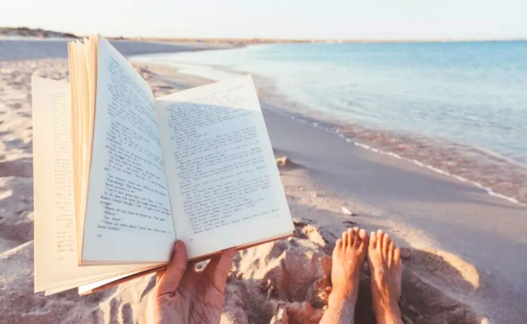 19 luglio, tempo di viaggi e vacanze: quali libri mettere in valigia?