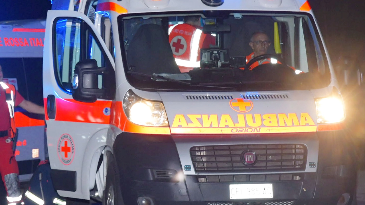 Ambulanza in una foto di repertorio. Per l'uomo non c'è stato niente da fare, l'impatto è stato troppo violento