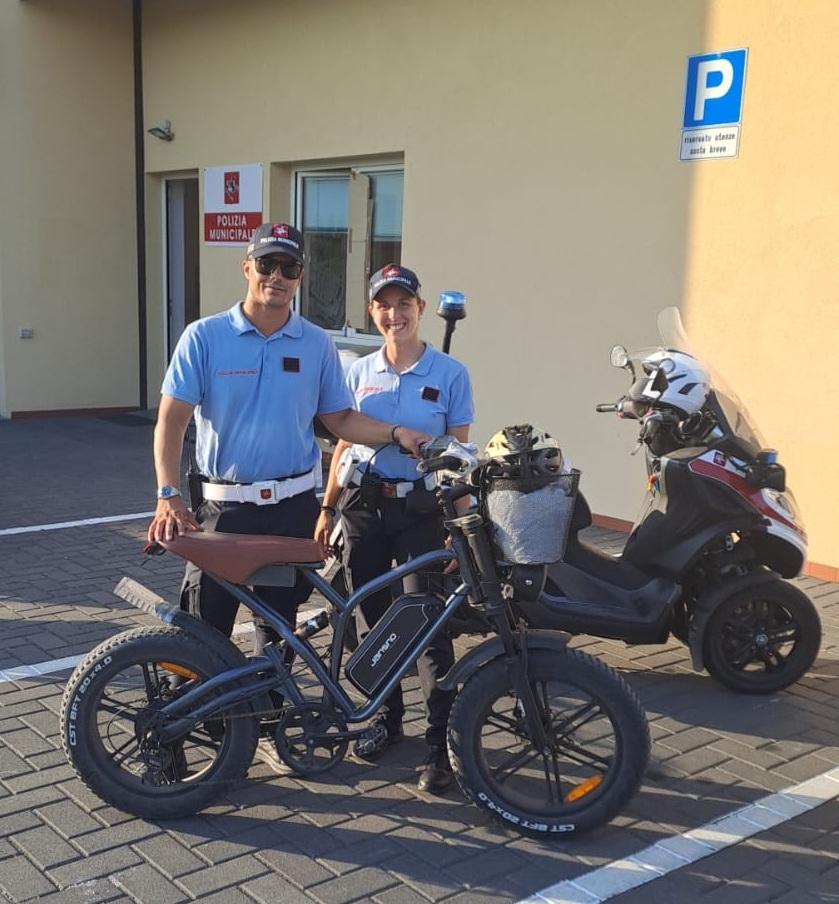 Forte dei Marmi, sfreccia sulla ciclabile con la bici elettrica truccata. Scatta multa da 6000 euro Forte dei Marmi, sfreccia sulla ciclabile con la bici elettrica truccata. Scatta multa da 6000 euro