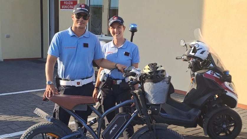 Gli agenti della polizia municipale di Forte dei Marmi con la bicicletta truccata sequestrata