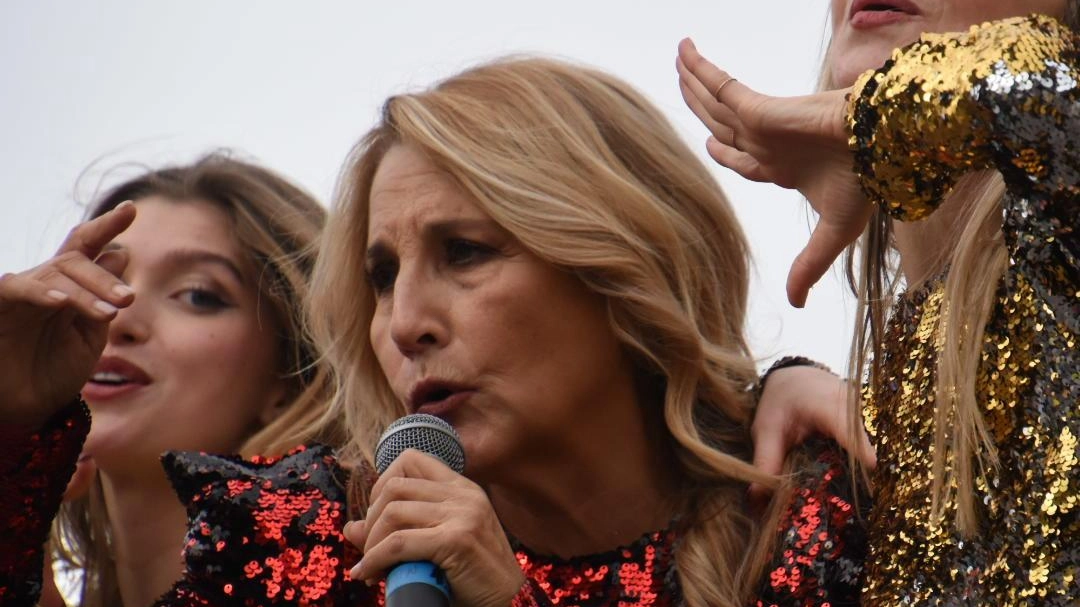 Jo Squillo con le ballerine Viola e Valentina, più la figlia adottiva Michelle. Nelle altre foto la festa di ieri (Foto Umicini) Jo Squillo con le ballerine Viola e Valentina, più la figlia adottiva Michelle. Nelle altre foto la festa di ieri (Foto Umicini)