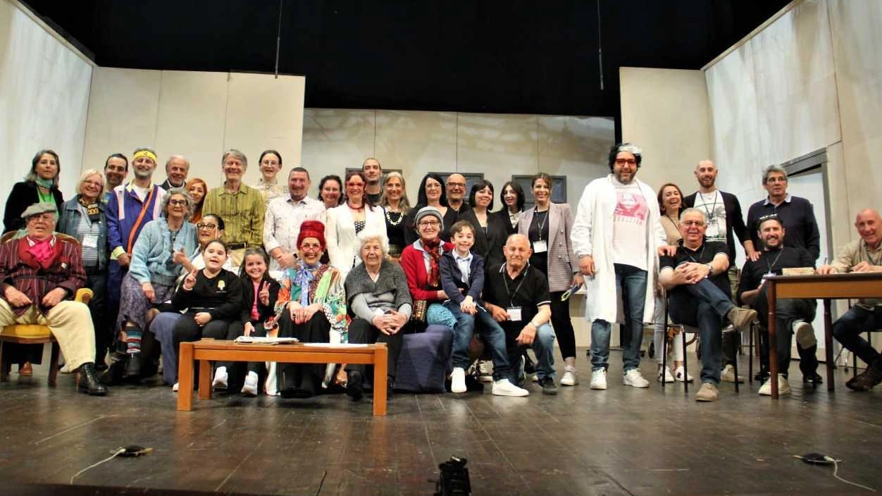 Grande successo al Guglielmi per l’opera ’Con pomi cotti e simulìn…o tu ‘nvecchje o t’ardivente fantin!’ del ’Città di Massa’ Grande successo al Guglielmi per l’opera ’Con pomi cotti e simulìn…o tu ‘nvecchje o t’ardivente fantin!’ del ’Città di Massa’
