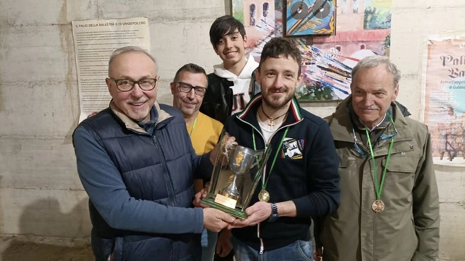 Guglielmo Moretti ha dipinto la Rotella della Coppa del Presidente, Competizione di Tiro con la Balestra