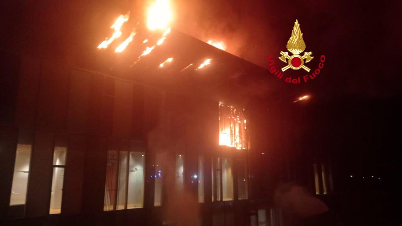Notte di paura al Viola Park: incendio nelle camere dei giovani calciatori, 4 intossicati Notte di paura al Viola Park: incendio nelle camere dei giovani calciatori, 4 intossicati