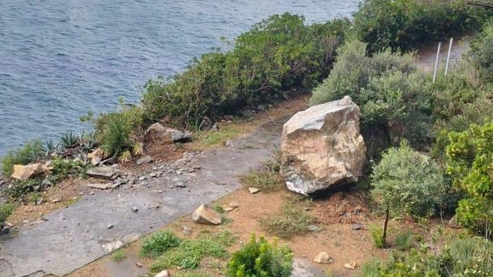 Le piogge degli ultimi giorni hanno determinato il distacco di fango e detriti. La colata ha trascinato a valle anche un grosso sasso. Percorso di nuovo chiuso. Le piogge degli ultimi giorni hanno determinato il distacco di fango e detriti. La colata ha trascinato a valle anche un grosso sasso. Percorso di nuovo chiuso.