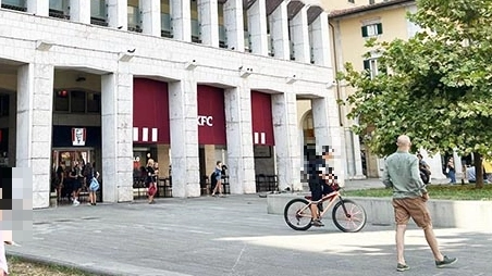La piazza dove si è consumata la violenta lite che si è consumata poche sere fa dove un giovane è rimasto ferito (Foto Novi)