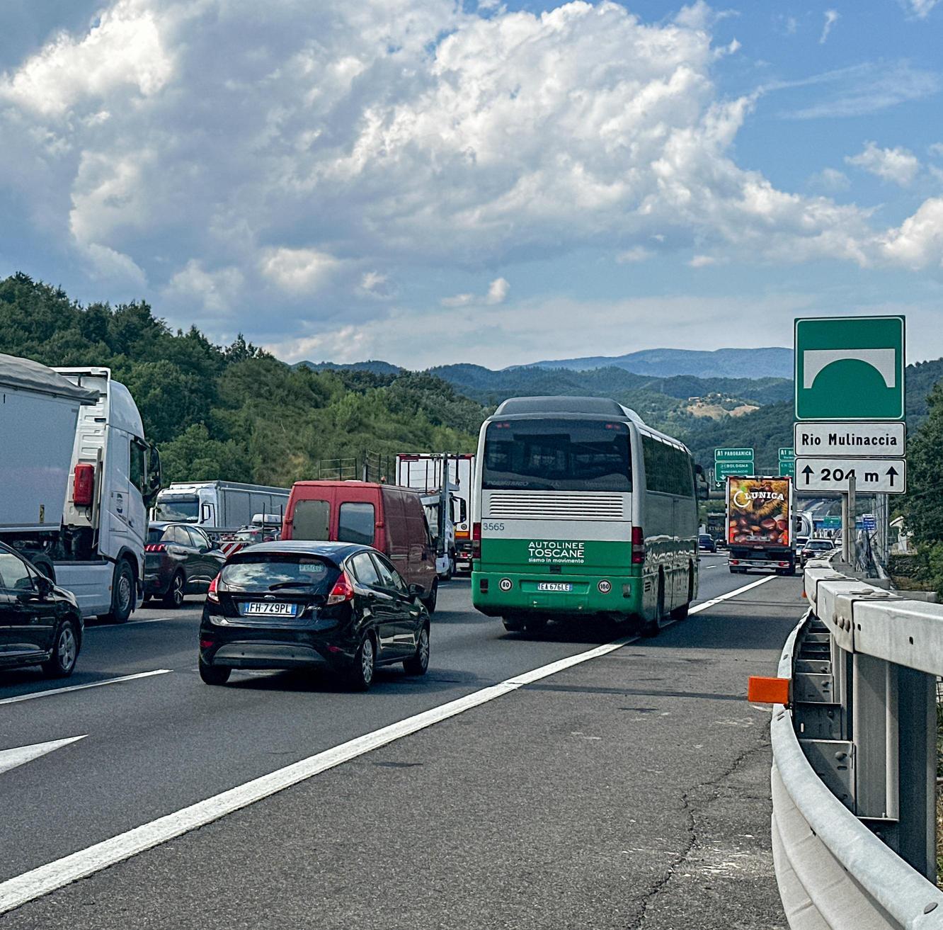 Autostrade. Bollini neri senza operai