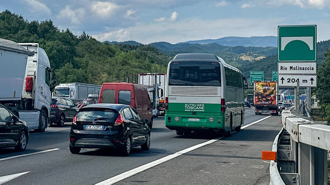 Code sull’A1 all’altezza dello svincolo per l’A11 in direzione di Bologna. Purtroppo una scena quotidiana