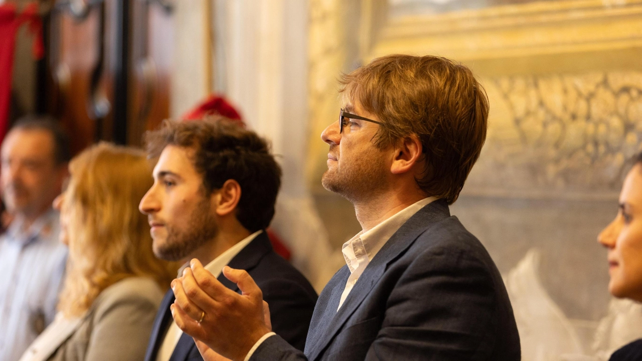 Paolo Martinelli, capogruppo de La Città delle Persone con Enrico Bruni, consigliere Pd:. le opposizioni hanno abbandonato l’aula per protesta Paolo Martinelli, capogruppo de La Città delle Persone con Enrico Bruni, consigliere Pd:. le opposizioni hanno abbandonato l’aula per protesta