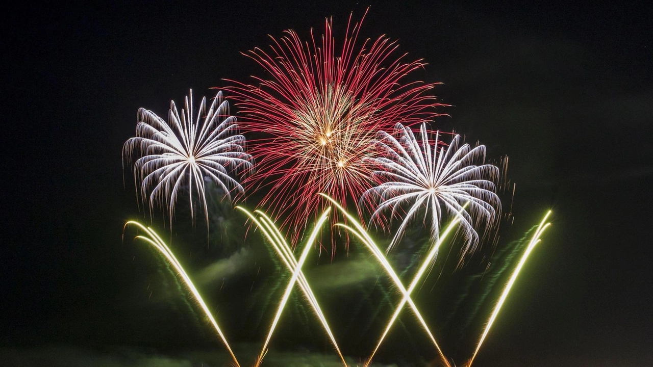 Mercoledì sera alle 22 grande chiusura con i fuochi d’artificio dal pontile Mercoledì sera alle 22 grande chiusura con i fuochi d’artificio dal pontile