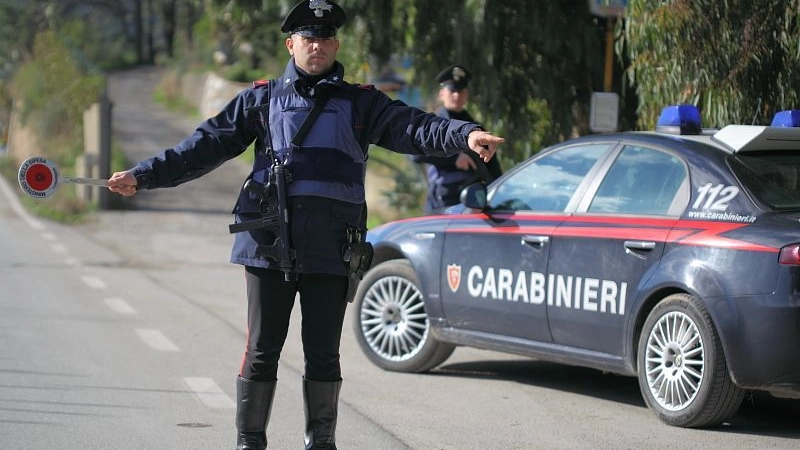 Un abbraccio... e via 150 euro a un 70enne in un bar