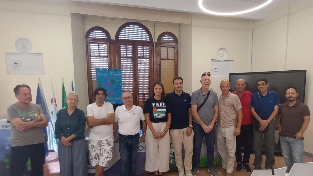 I gruppi consiliari di minoranza Pd e «Insieme» e le associazioni hanno presentato ieri mattina la mozione e la raccolta di firme alla Croce Verde I gruppi consiliari di minoranza Pd e «Insieme» e le associazioni hanno presentato ieri mattina la mozione e la raccolta di firme alla Croce Verde