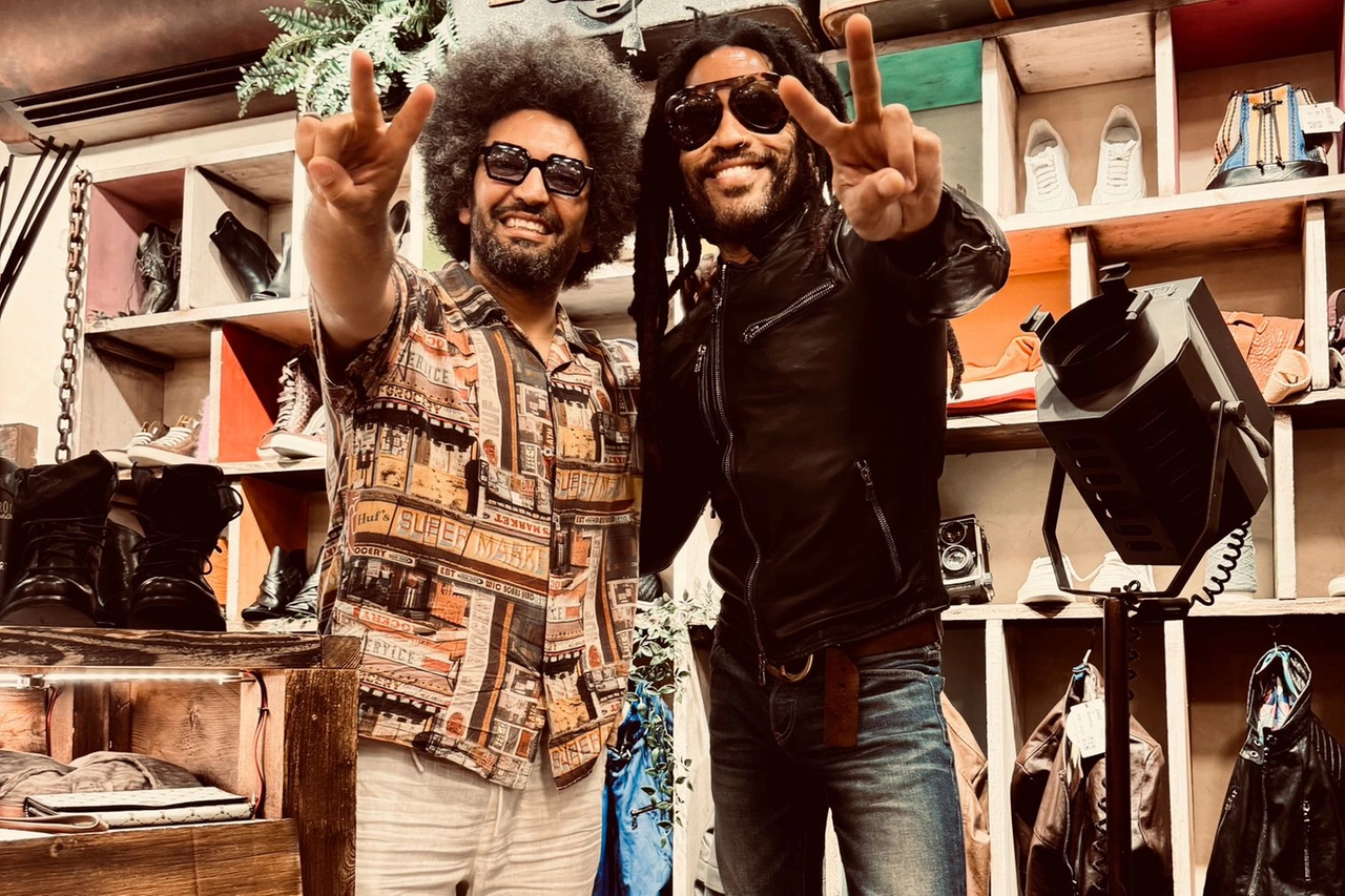 Lenny Kravitz insieme allo stilista Hicham Ben Mbarek