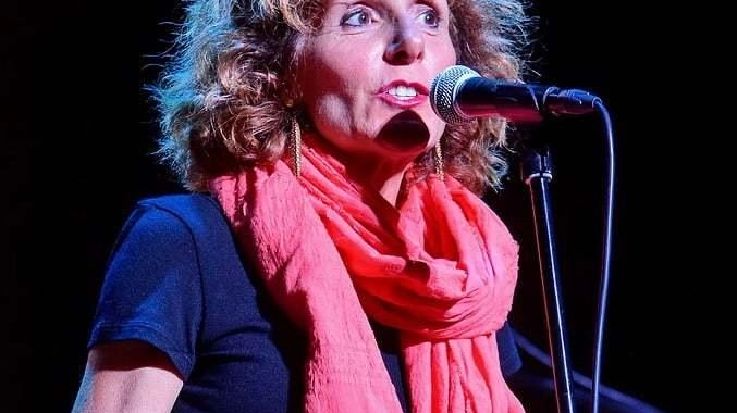 La cantautrice eugubina, apprezzata e premiata in tutta Italia, racconta il romanzo d’esordio che giovedì si presenta a Perugia La cantautrice eugubina, apprezzata e premiata in tutta Italia, racconta il romanzo d’esordio che giovedì si presenta a Perugia