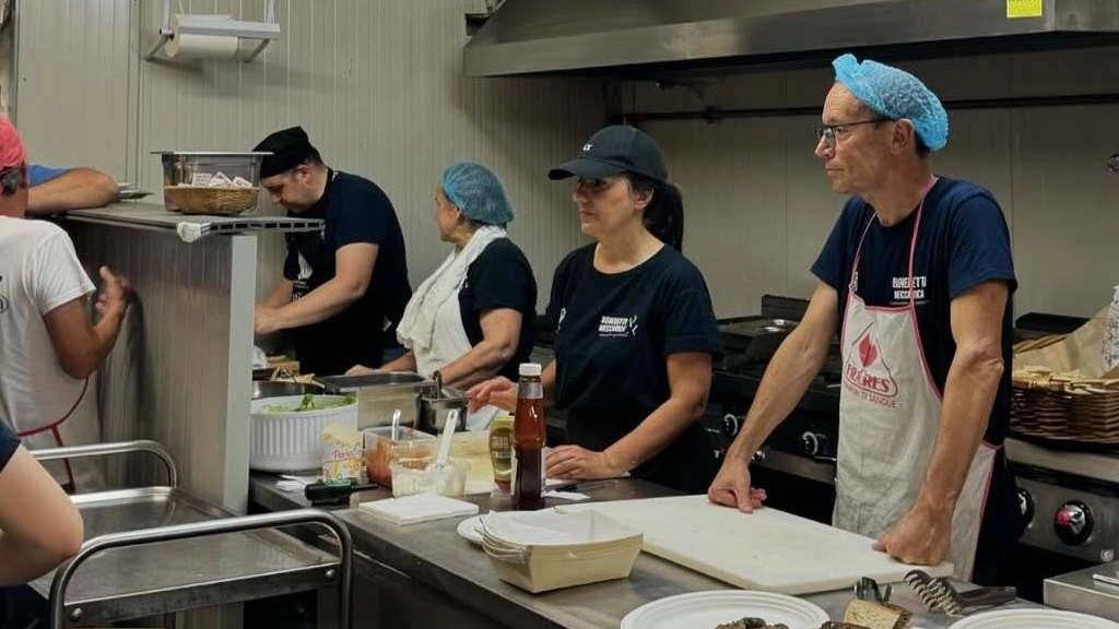 Una festa della Misericordia nel 2024 con i volontari in cucina Una festa della Misericordia nel 2024 con i volontari in cucina