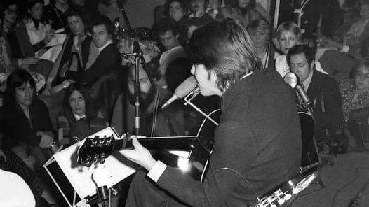 Un’immagine storica di Fabrizio De André alla Bussola in Versilia, il 15 marzo 1975 Un’immagine storica di Fabrizio De André alla Bussola in Versilia, il 15 marzo 1975