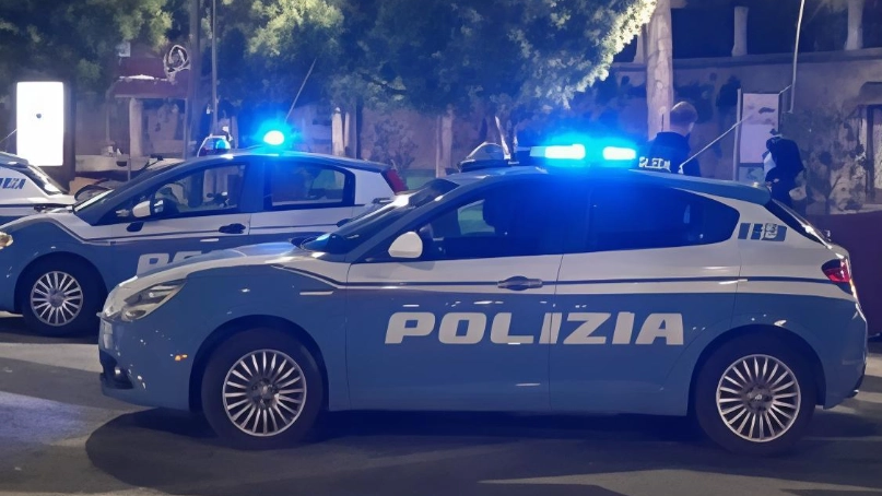 Volanti della polizia in una foto di repertorio. Due i giovani, di origine marocchina, feriti in Passeggiata