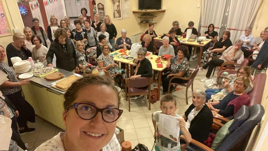 Foto di gruppo per le “uncinettine“ di Porcari al centro diurno “Il Girasole“ Foto di gruppo per le “uncinettine“ di Porcari al centro diurno “Il Girasole“