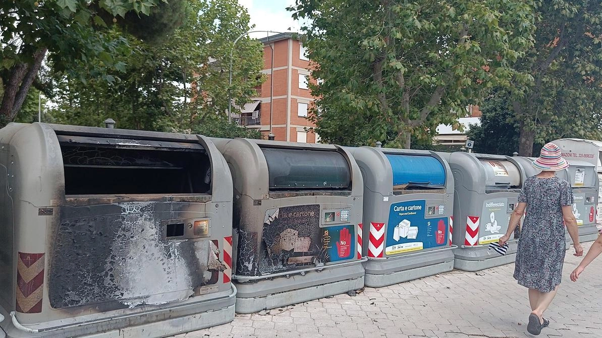 Il cassonetto dato alle fiamme all’alba di ieri nella zona di Senzuno Il cassonetto dato alle fiamme all’alba di ieri nella zona di Senzuno