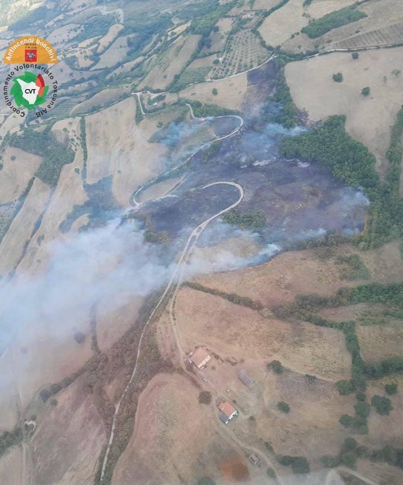 Ancora incendi in Maremma, fiamme sulle colline di Roccalbegna. Chiesto l’aiuto dei Canadair