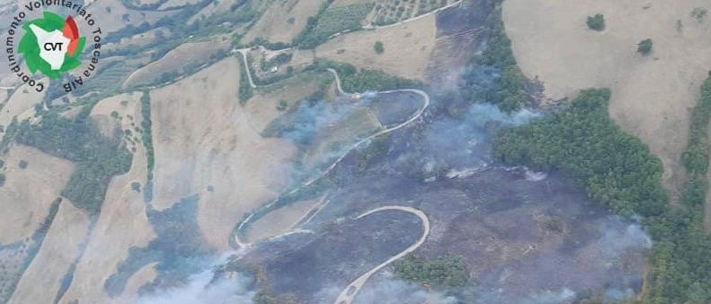 Ancora incendi in Maremma, fiamme sulle colline di Roccalbegna. Chiesto l’aiuto dei Canadair