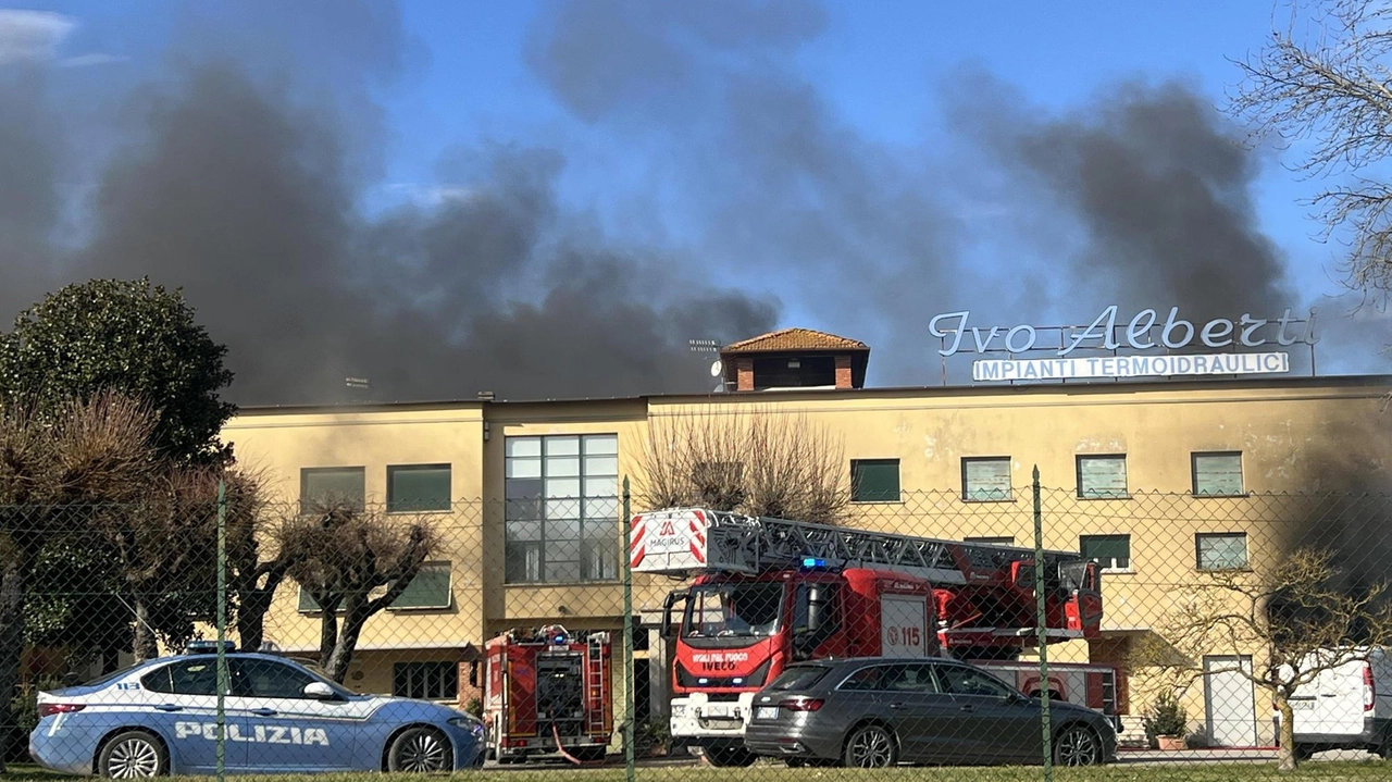 L’incendio nella struttura dell’azienda termoidraulica a Lerchi L’incendio nella struttura dell’azienda termoidraulica a Lerchi