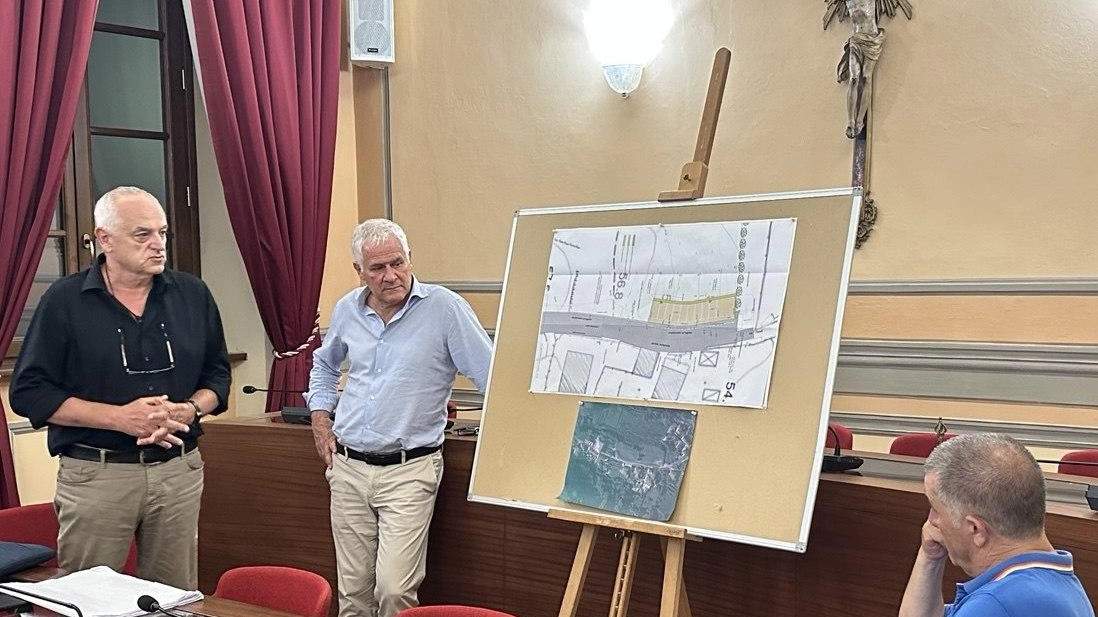Il progetto dell’allargamento di via Fondi illustrato nella sala consiliare del comune di Camaiore dal sindaco Marcello Pierucci. I lavori partiranno dopo l’estate fra settembre e ottobre Il progetto dell’allargamento di via Fondi illustrato nella sala consiliare del comune di Camaiore dal sindaco Marcello Pierucci. I lavori partiranno dopo l’estate fra settembre e ottobre