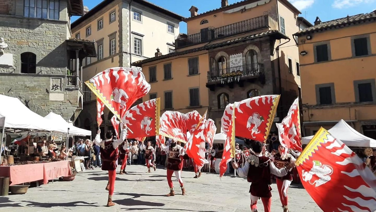 Giochi di bandiere in piazza della Repubblica a Cortona Giochi di bandiere in piazza della Repubblica a Cortona