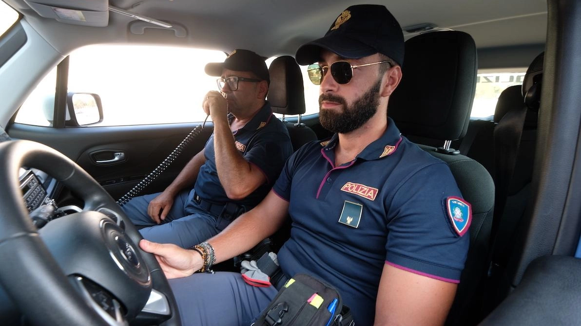 Due agenti della polizia di Stato durante i controlli sul territorio (foto di repertorio)